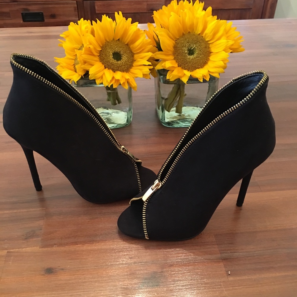 Just fab black zipper heels. Never worn.